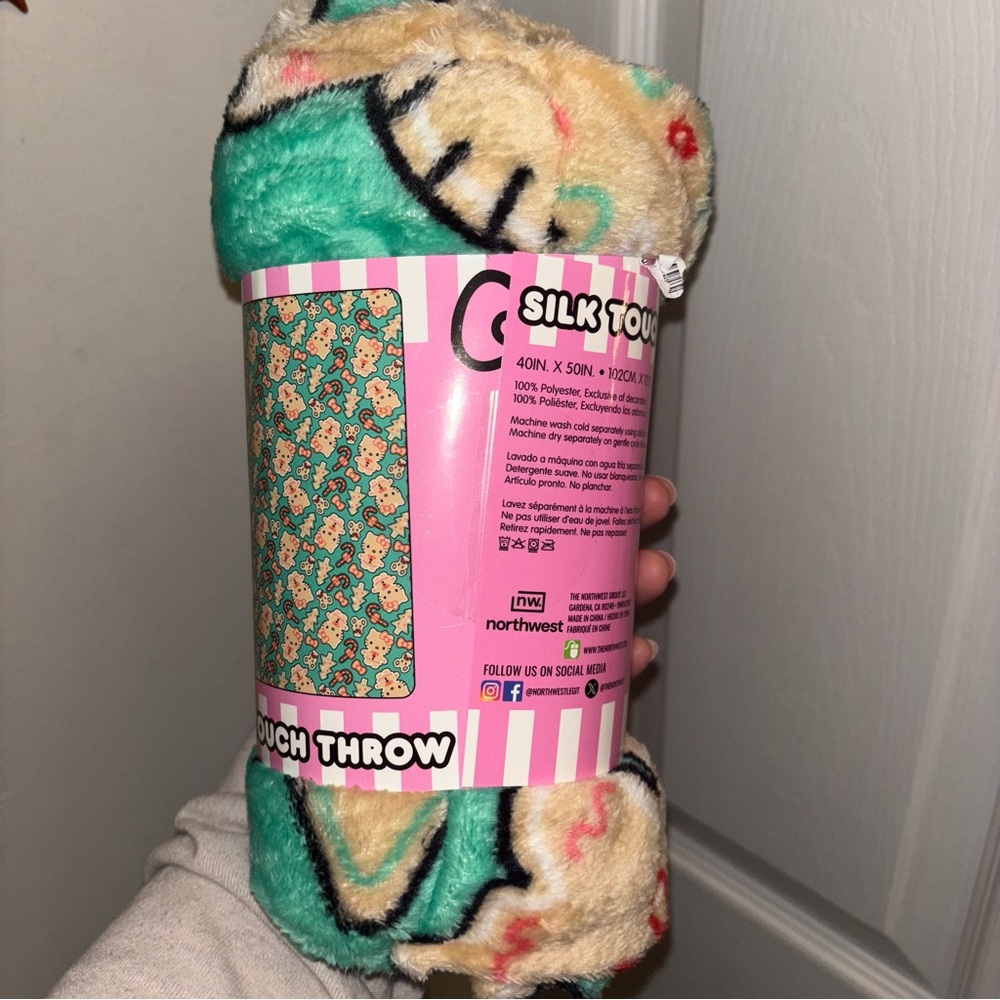 Hello Kitty Christmas Gingerbread Plush Throw - Picture 5 of 6